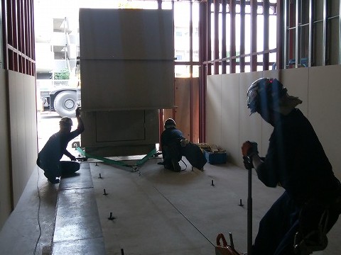 建屋内に横曳